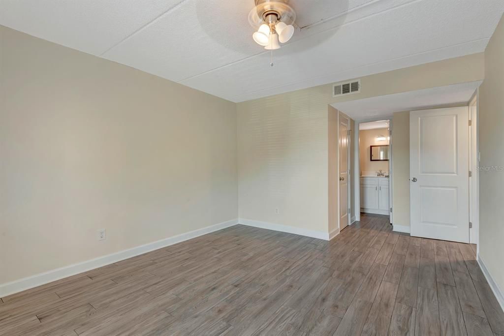 Active With Contract: $124,900 (2 beds, 2 baths, 940 Square Feet)