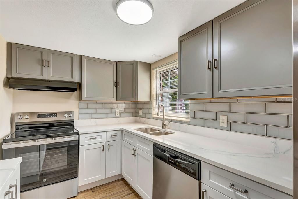 Active With Contract: $124,900 (2 beds, 2 baths, 940 Square Feet)