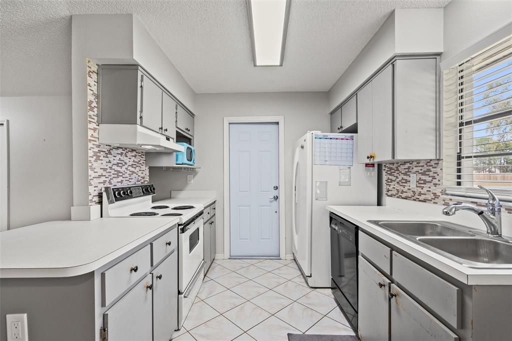 Active With Contract: $430,000 (3 beds, 3 baths, 2204 Square Feet)