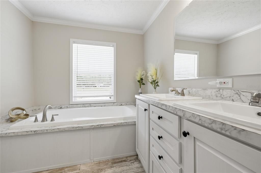 Active With Contract: $229,000 (3 beds, 2 baths, 1008 Square Feet)