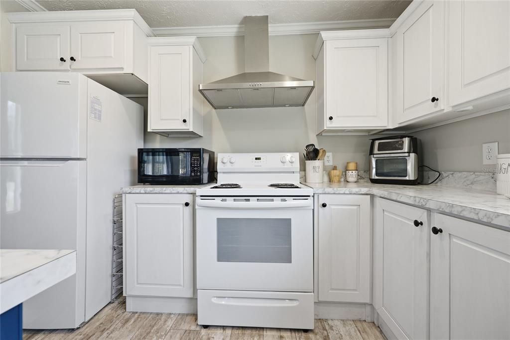 Active With Contract: $229,000 (3 beds, 2 baths, 1008 Square Feet)