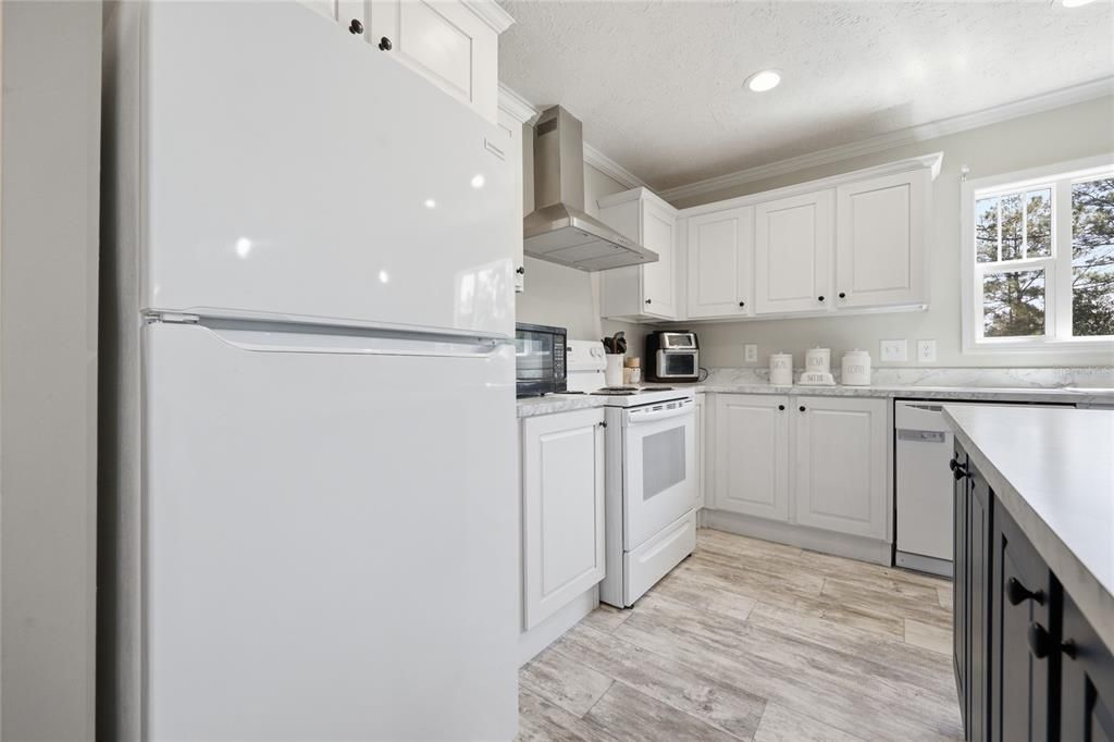Active With Contract: $229,000 (3 beds, 2 baths, 1008 Square Feet)