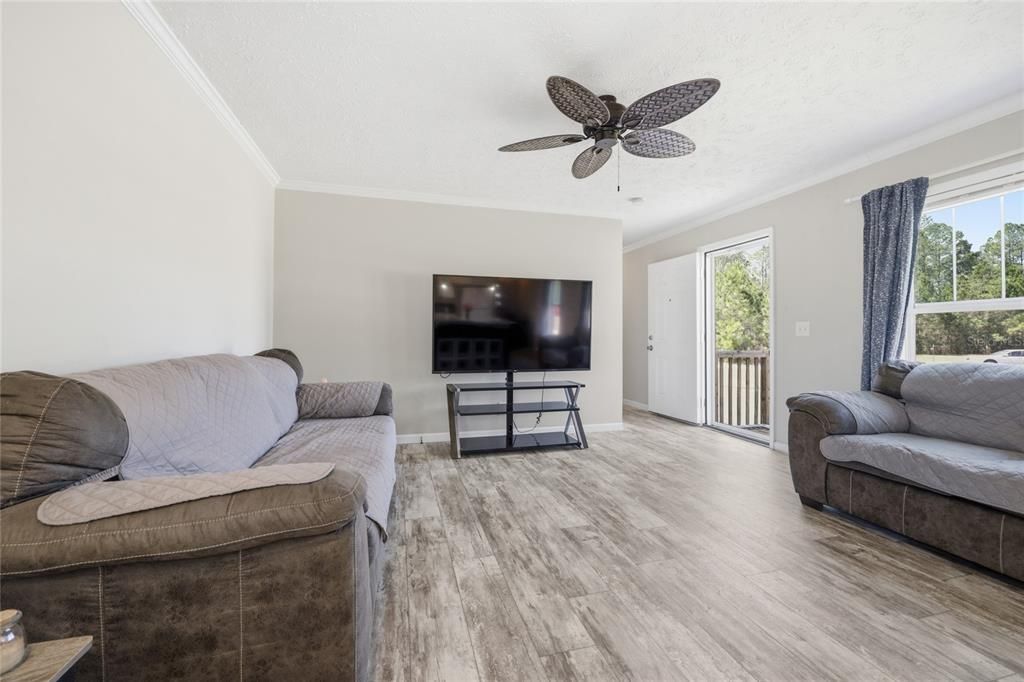 Active With Contract: $229,000 (3 beds, 2 baths, 1008 Square Feet)