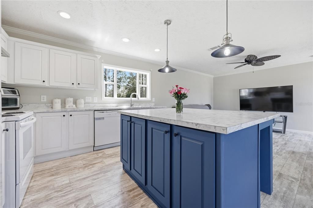 Active With Contract: $229,000 (3 beds, 2 baths, 1008 Square Feet)