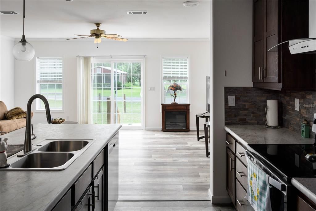 На продажу: $330,000 (2 спален, 2 ванн, 1624 Квадратных фут)