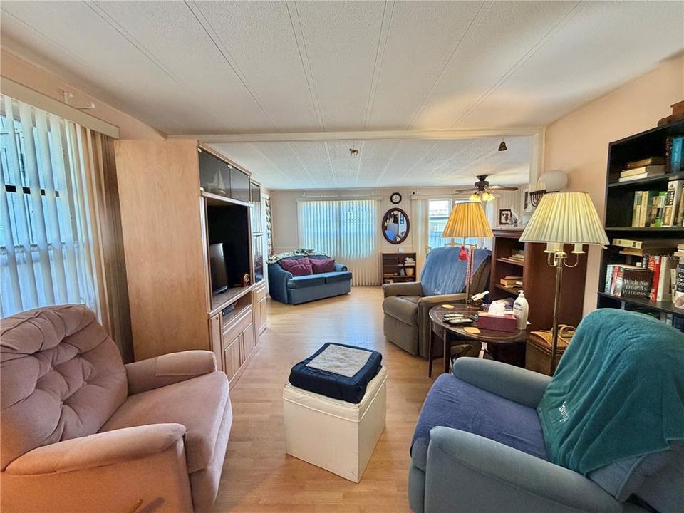 For Sale: $79,900 (2 beds, 2 baths, 1008 Square Feet)