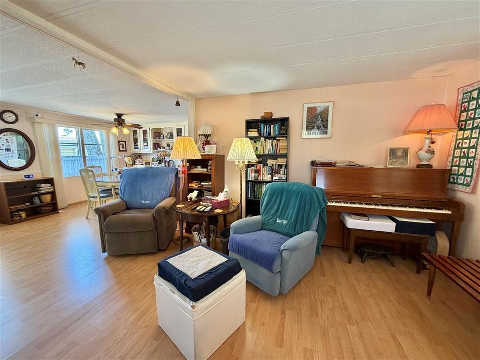 For Sale: $79,900 (2 beds, 2 baths, 1008 Square Feet)