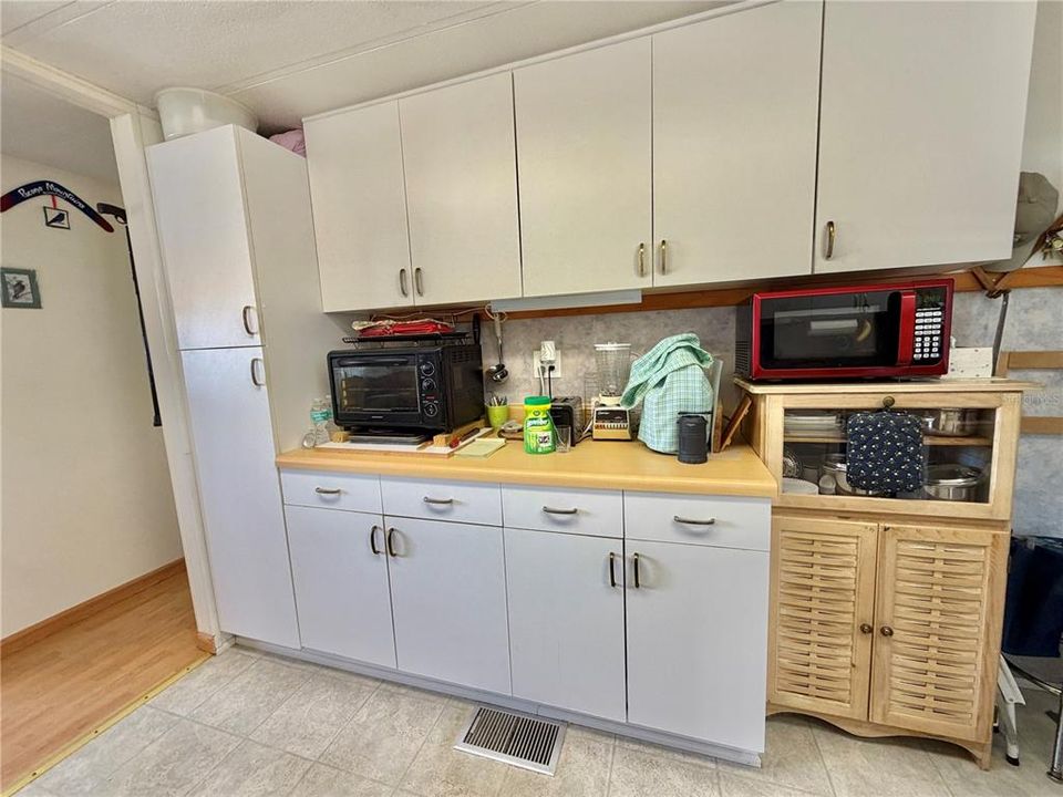 For Sale: $79,900 (2 beds, 2 baths, 1008 Square Feet)