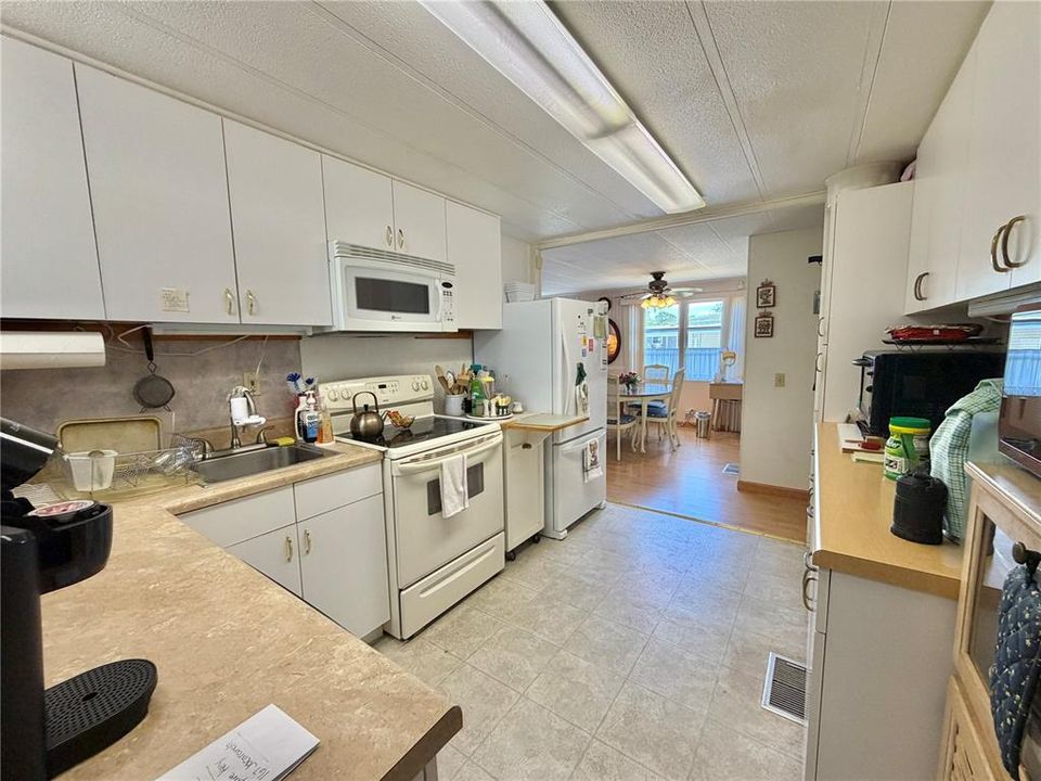 For Sale: $79,900 (2 beds, 2 baths, 1008 Square Feet)