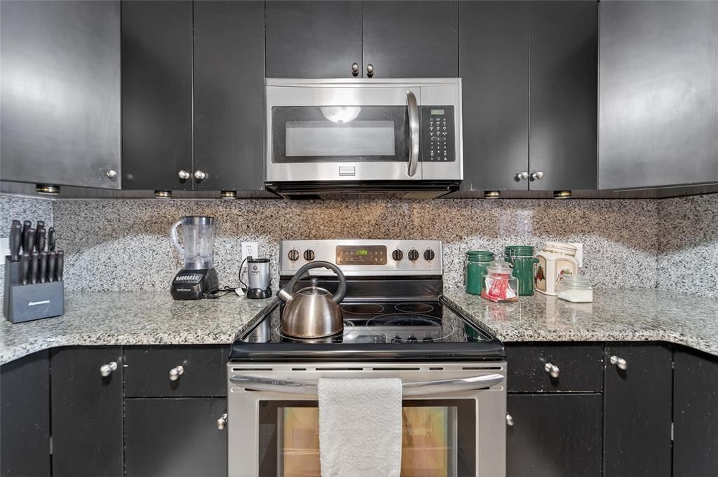 For Sale: $224,900 (2 beds, 2 baths, 1018 Square Feet)