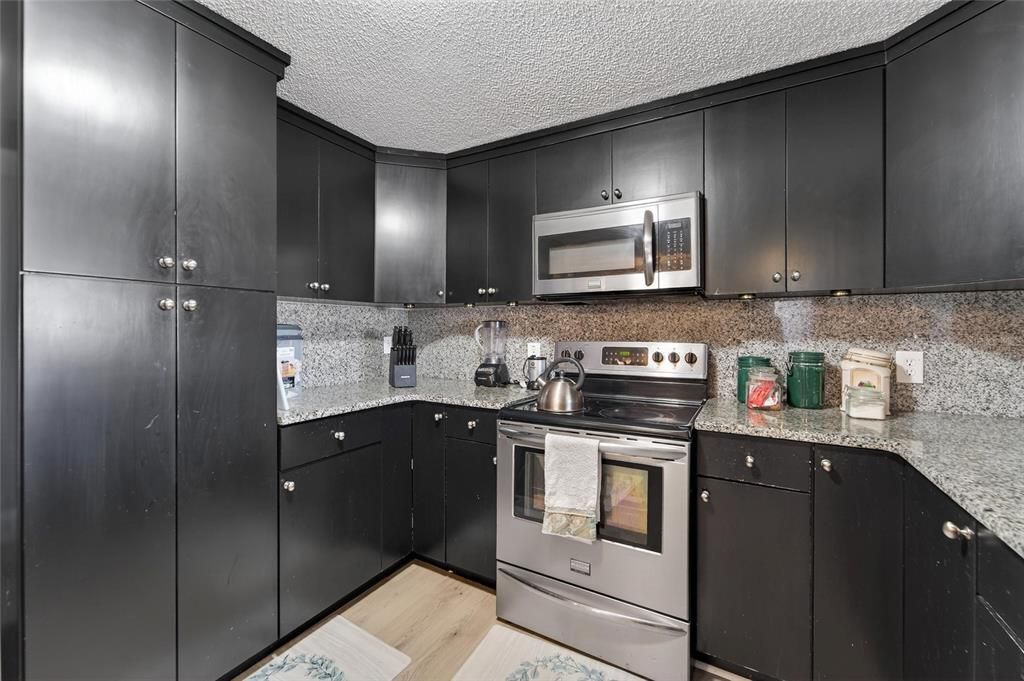 For Sale: $224,900 (2 beds, 2 baths, 1018 Square Feet)