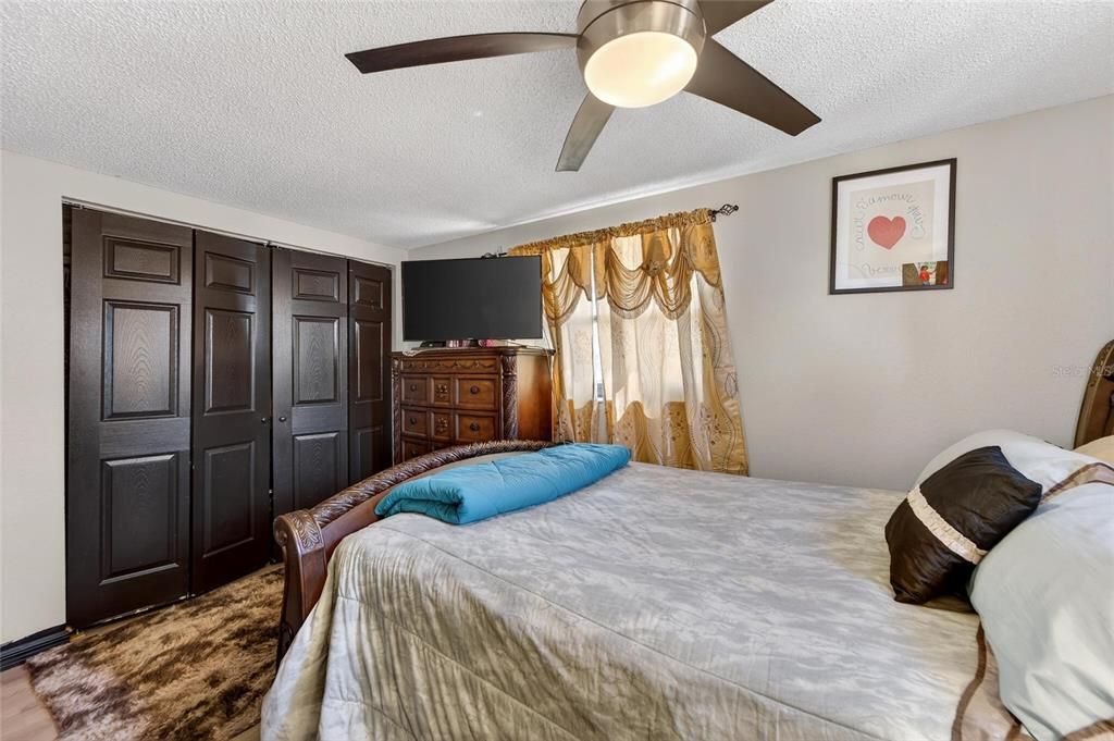 For Sale: $224,900 (2 beds, 2 baths, 1018 Square Feet)