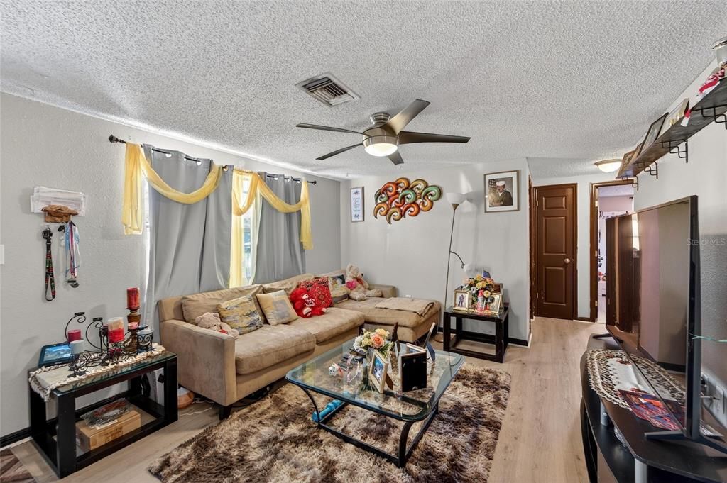 For Sale: $224,900 (2 beds, 2 baths, 1018 Square Feet)