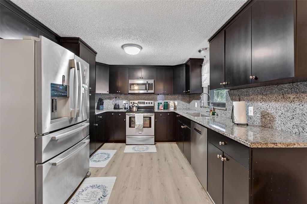 For Sale: $224,900 (2 beds, 2 baths, 1018 Square Feet)