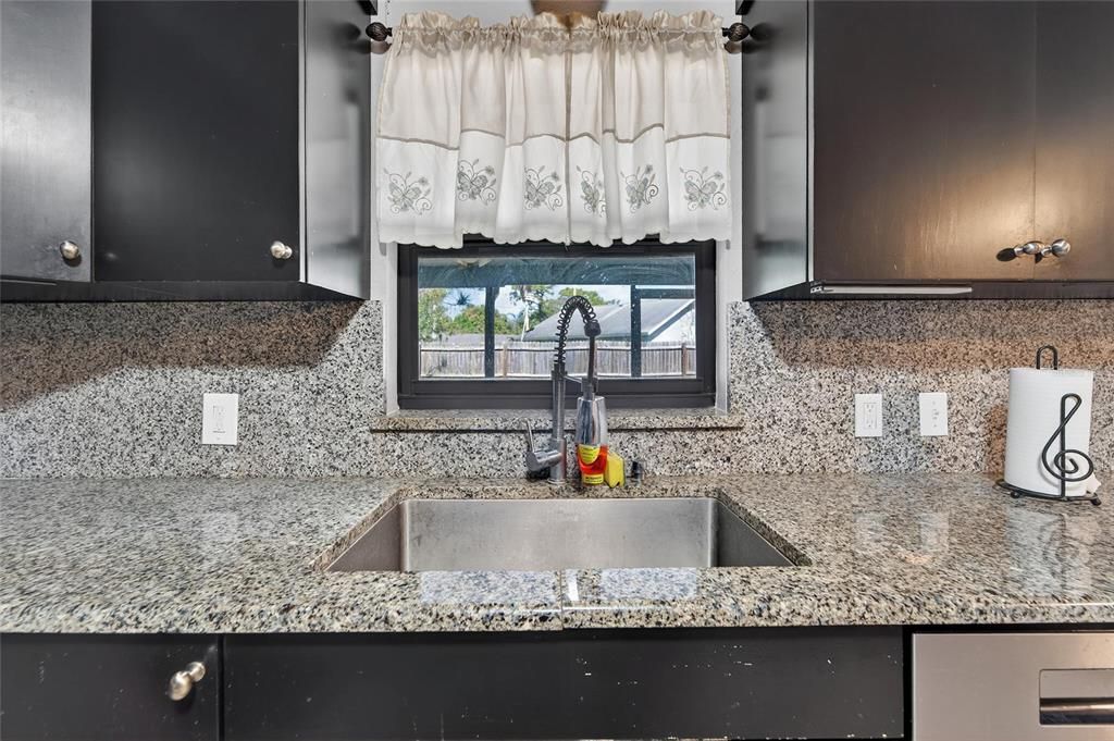 For Sale: $224,900 (2 beds, 2 baths, 1018 Square Feet)