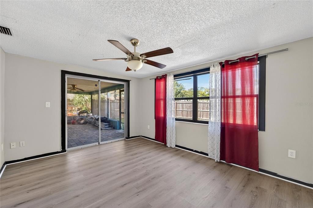 For Sale: $224,900 (2 beds, 2 baths, 1018 Square Feet)