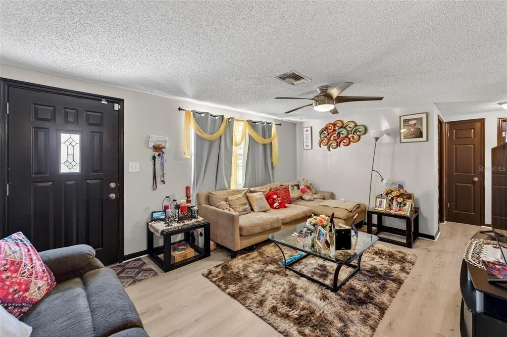 For Sale: $224,900 (2 beds, 2 baths, 1018 Square Feet)
