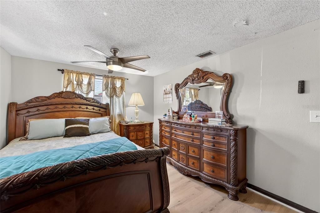 For Sale: $224,900 (2 beds, 2 baths, 1018 Square Feet)
