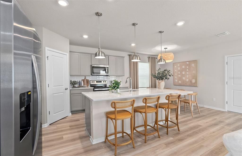 Activo con contrato: $429,890 (5 camas, 3 baños, 2603 Pies cuadrados)