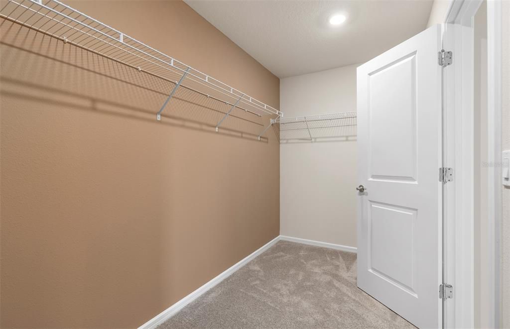 Activo con contrato: $429,890 (5 camas, 3 baños, 2603 Pies cuadrados)