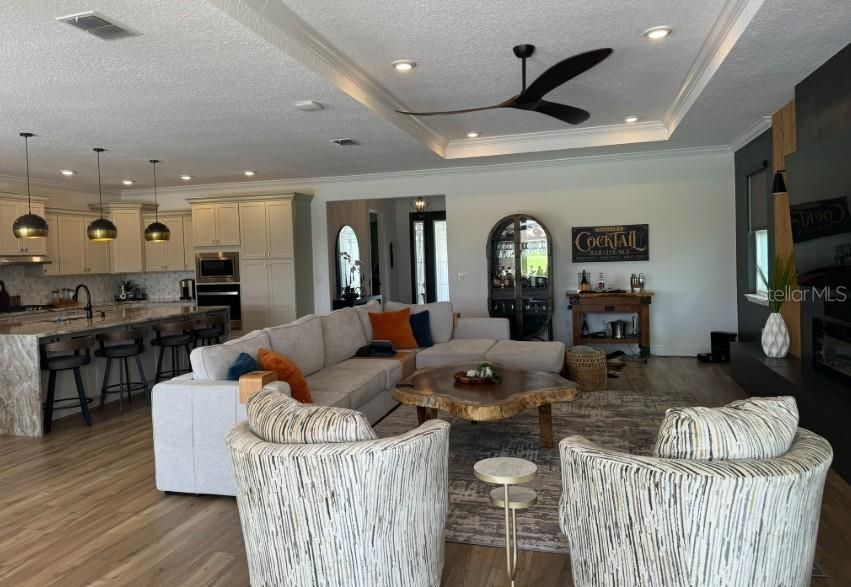 En Venta: $799,900 (3 camas, 3 baños, 2451 Pies cuadrados)