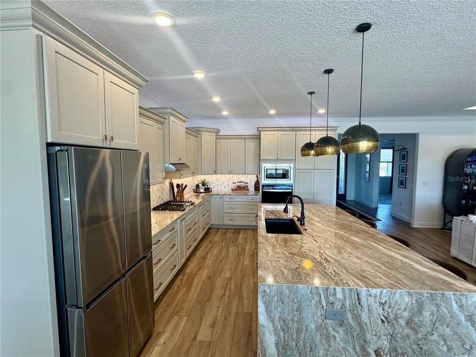 En Venta: $799,900 (3 camas, 3 baños, 2451 Pies cuadrados)