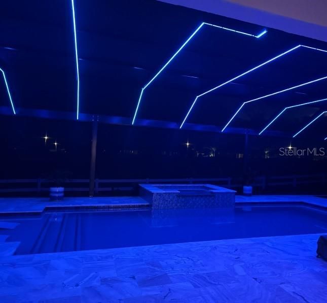En Venta: $799,900 (3 camas, 3 baños, 2451 Pies cuadrados)