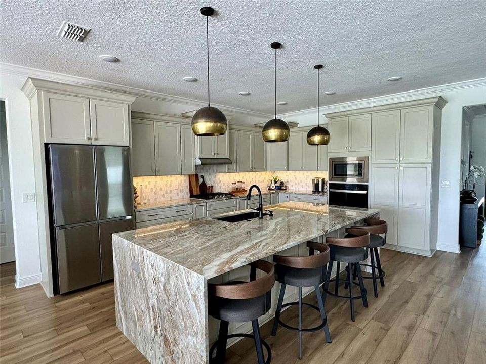 En Venta: $799,900 (3 camas, 3 baños, 2451 Pies cuadrados)