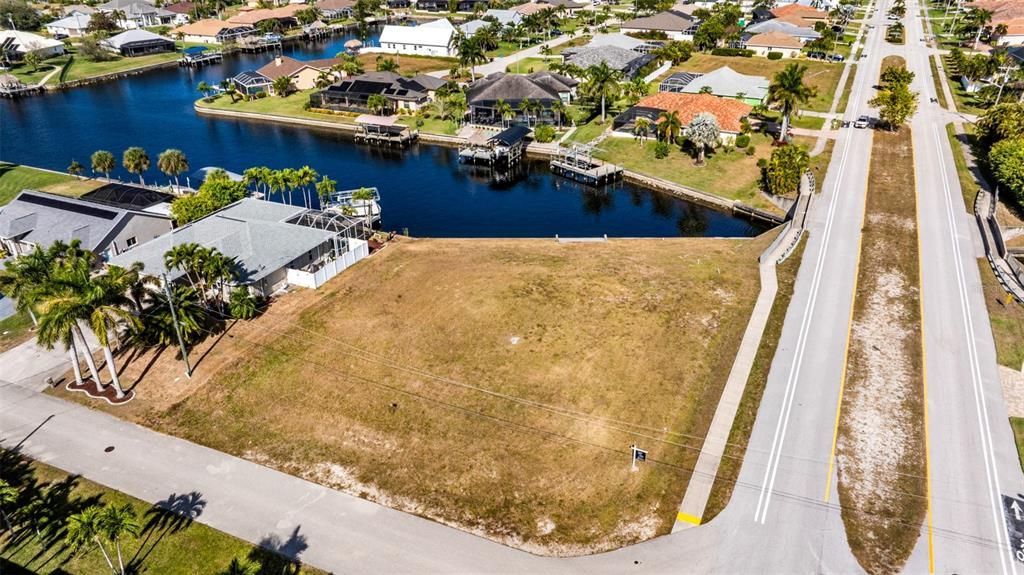 На продажу: $499,000 (0.46 acres)