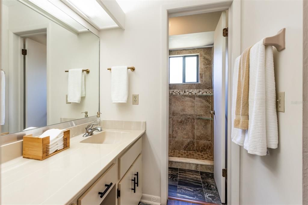 For Sale: $214,200 (2 beds, 2 baths, 1098 Square Feet)