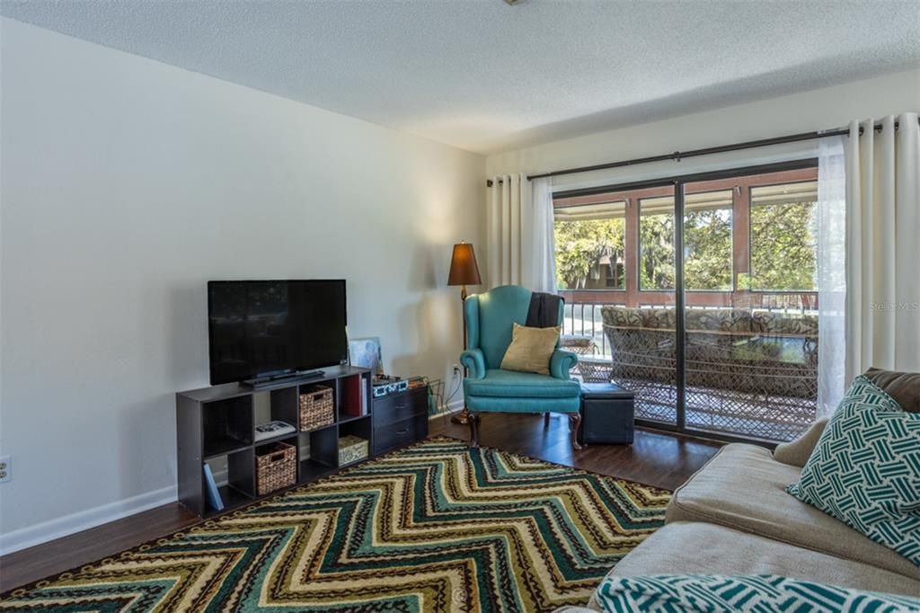 For Sale: $214,200 (2 beds, 2 baths, 1098 Square Feet)