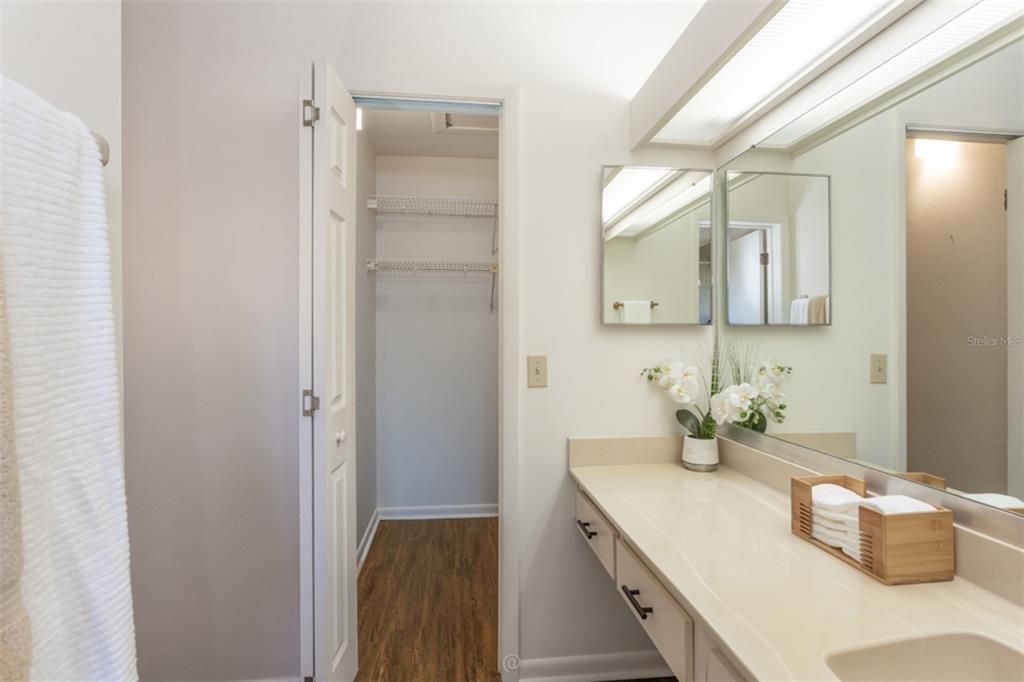 For Sale: $214,200 (2 beds, 2 baths, 1098 Square Feet)