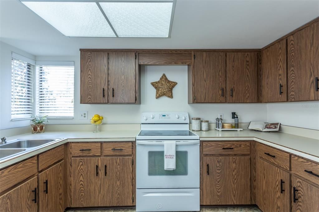 For Sale: $214,200 (2 beds, 2 baths, 1098 Square Feet)