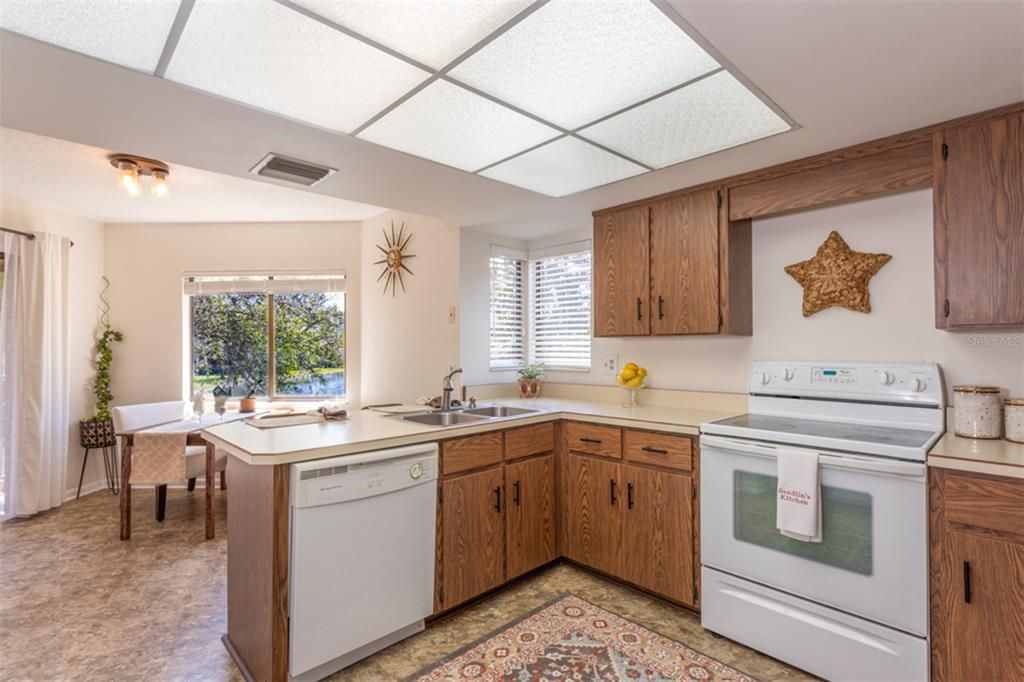 For Sale: $214,200 (2 beds, 2 baths, 1098 Square Feet)