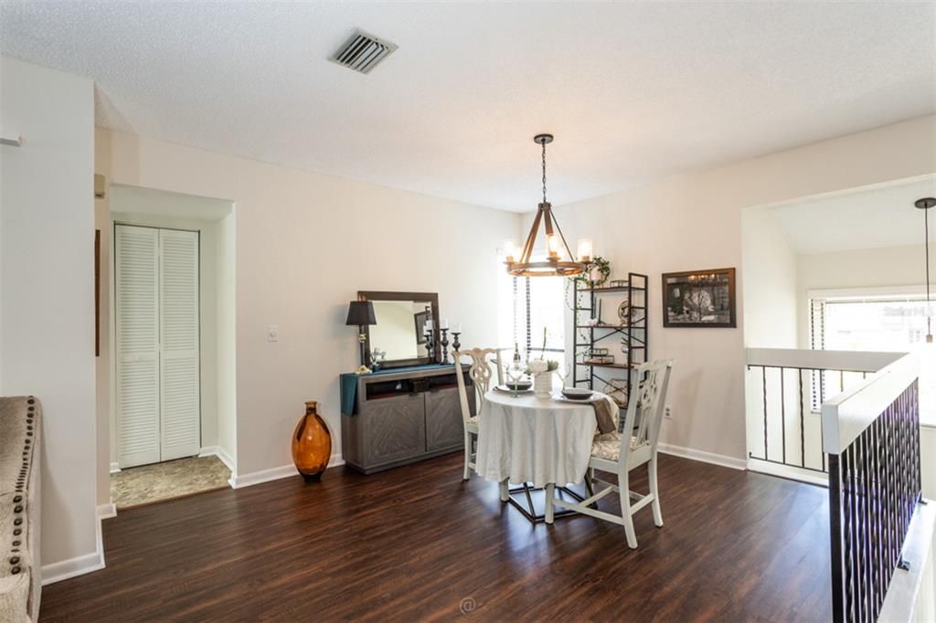For Sale: $214,200 (2 beds, 2 baths, 1098 Square Feet)