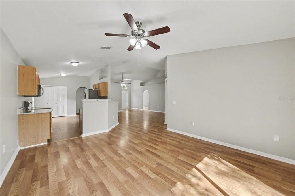 Activo con contrato: $269,900 (3 camas, 2 baños, 1632 Pies cuadrados)
