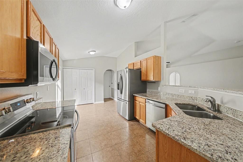 Activo con contrato: $269,900 (3 camas, 2 baños, 1632 Pies cuadrados)