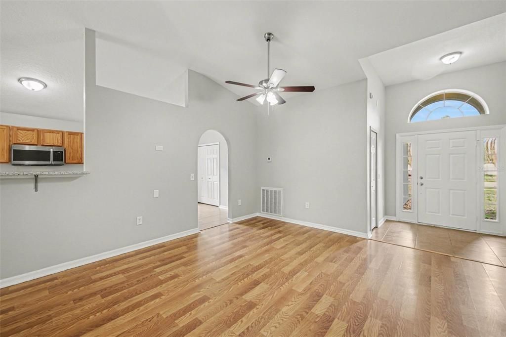 Activo con contrato: $269,900 (3 camas, 2 baños, 1632 Pies cuadrados)