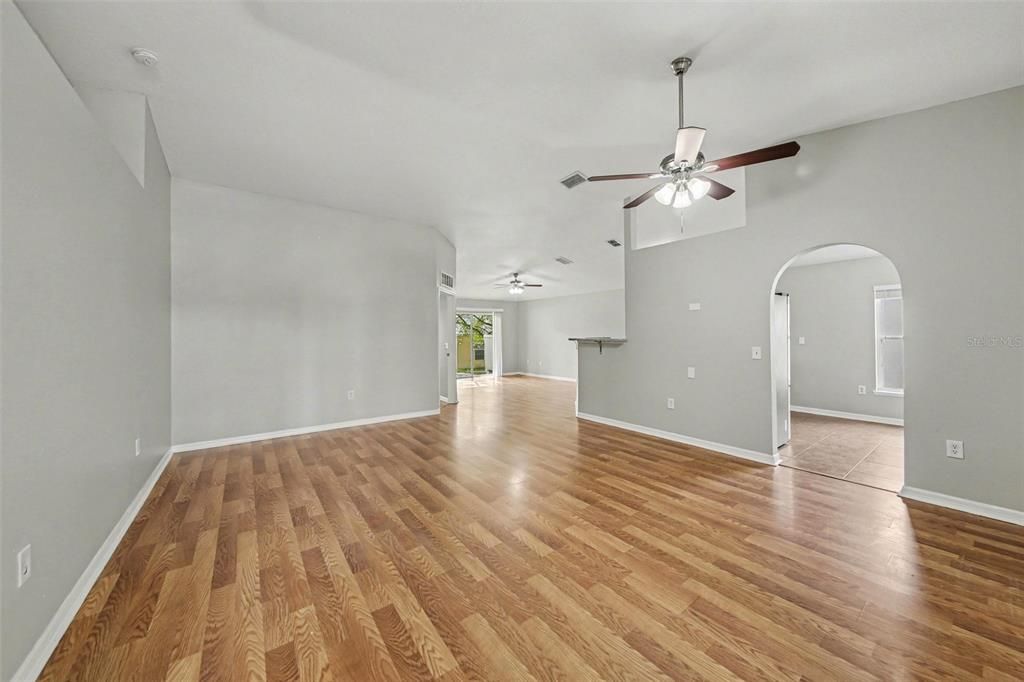 Activo con contrato: $269,900 (3 camas, 2 baños, 1632 Pies cuadrados)