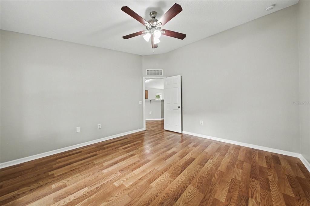 Activo con contrato: $269,900 (3 camas, 2 baños, 1632 Pies cuadrados)