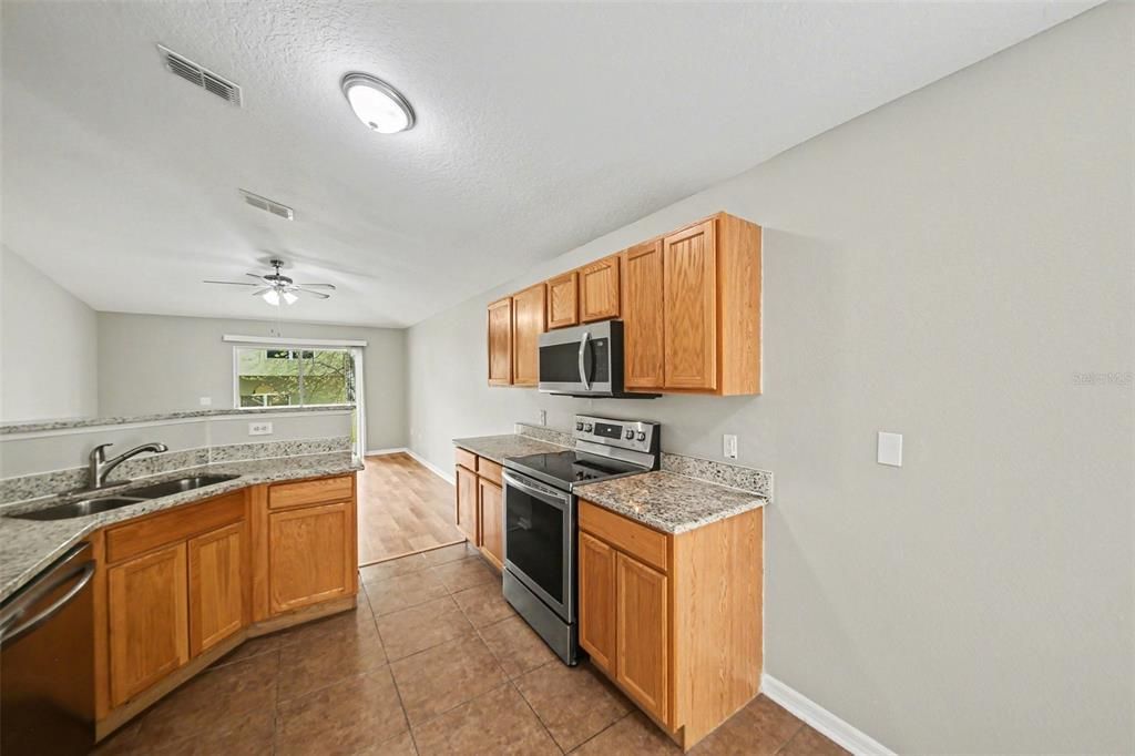 Activo con contrato: $269,900 (3 camas, 2 baños, 1632 Pies cuadrados)