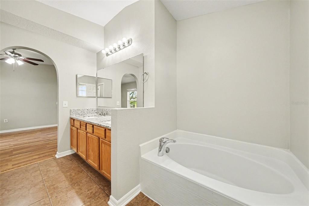 Activo con contrato: $269,900 (3 camas, 2 baños, 1632 Pies cuadrados)