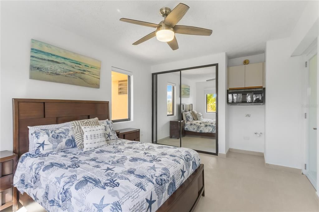 For Sale: $850,000 (3 beds, 3 baths, 2018 Square Feet)