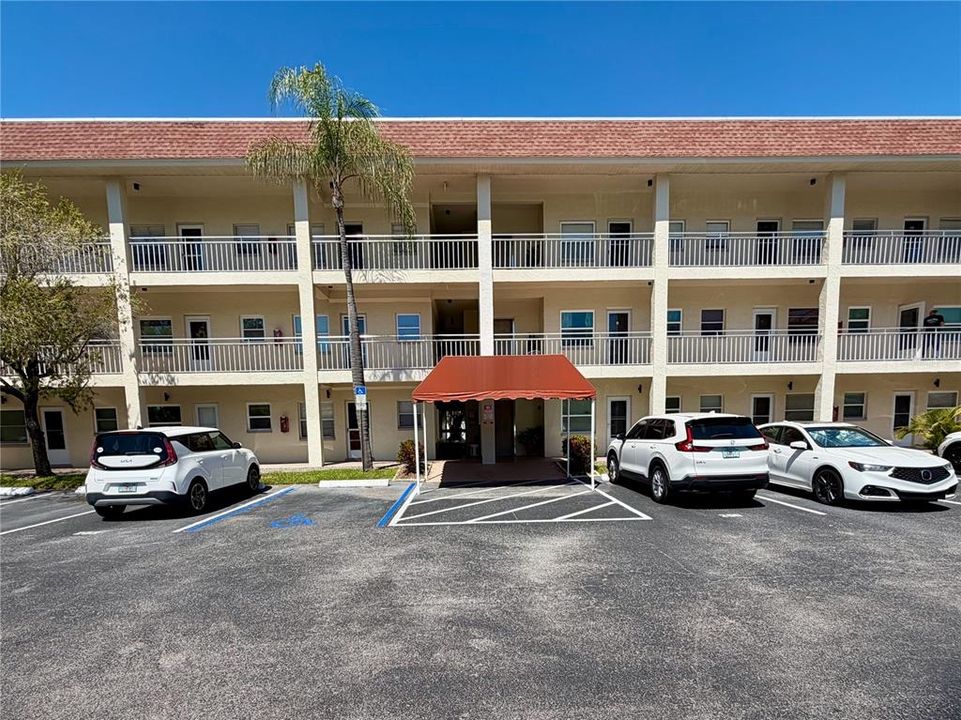 Active With Contract: $159,000 (2 beds, 1 baths, 870 Square Feet)
