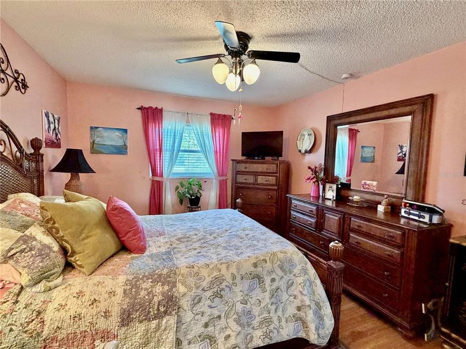 Active With Contract: $159,000 (2 beds, 1 baths, 870 Square Feet)