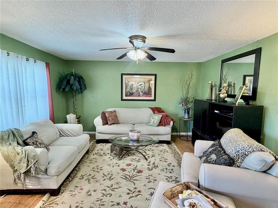 Active With Contract: $159,000 (2 beds, 1 baths, 870 Square Feet)