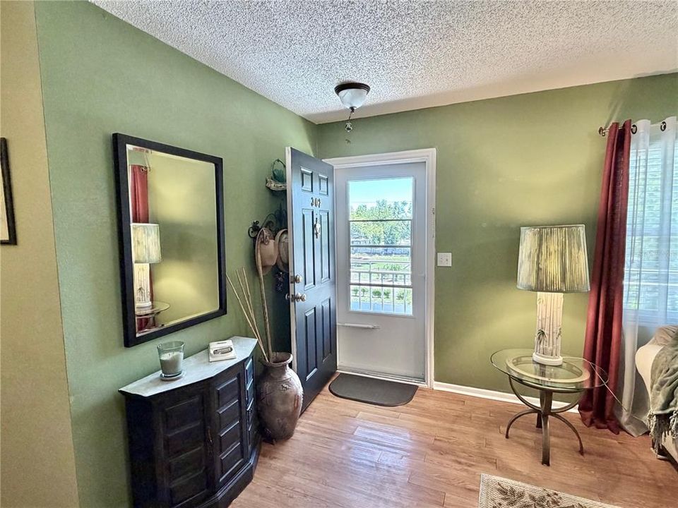 Active With Contract: $159,000 (2 beds, 1 baths, 870 Square Feet)