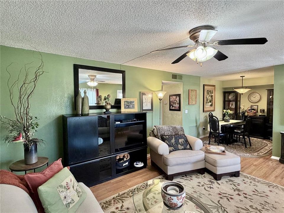 Active With Contract: $159,000 (2 beds, 1 baths, 870 Square Feet)
