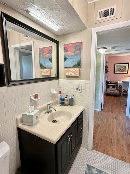 Active With Contract: $159,000 (2 beds, 1 baths, 870 Square Feet)