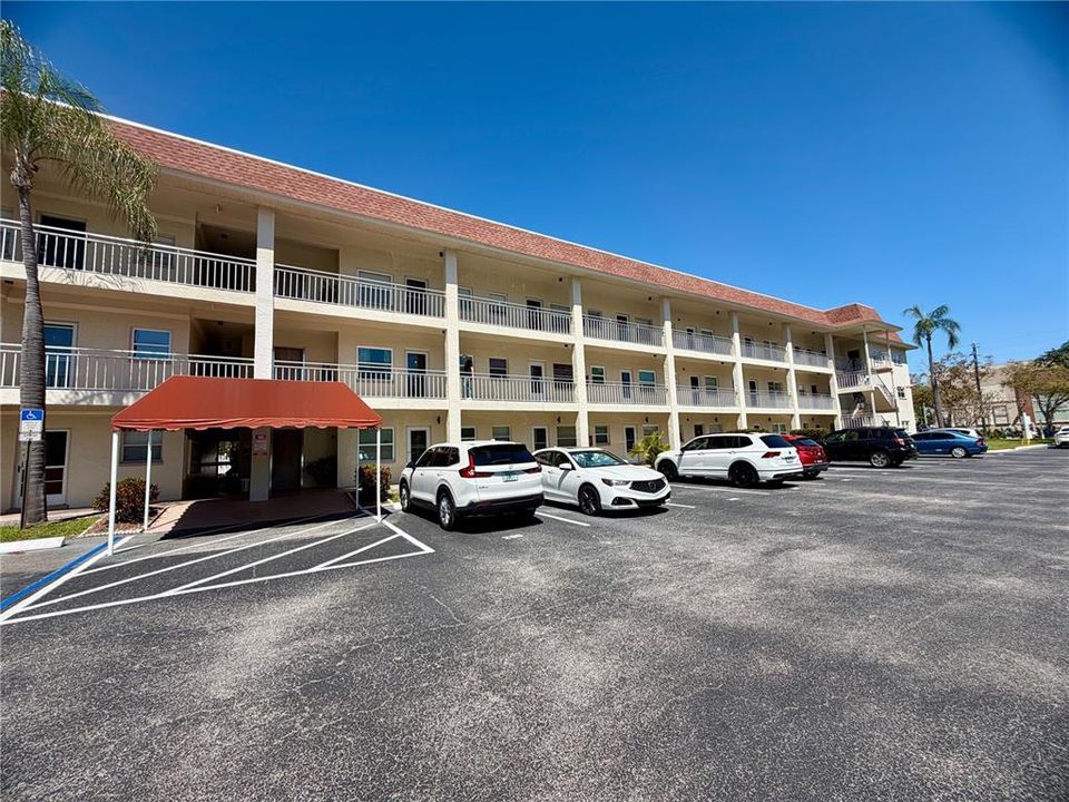 Active With Contract: $159,000 (2 beds, 1 baths, 870 Square Feet)